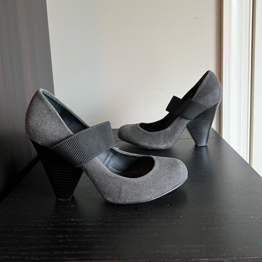 BCBCMaxAzria gray canvas marry Jane heels